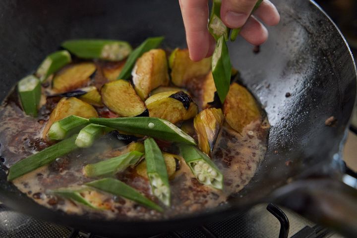 合わせ調味料を加える