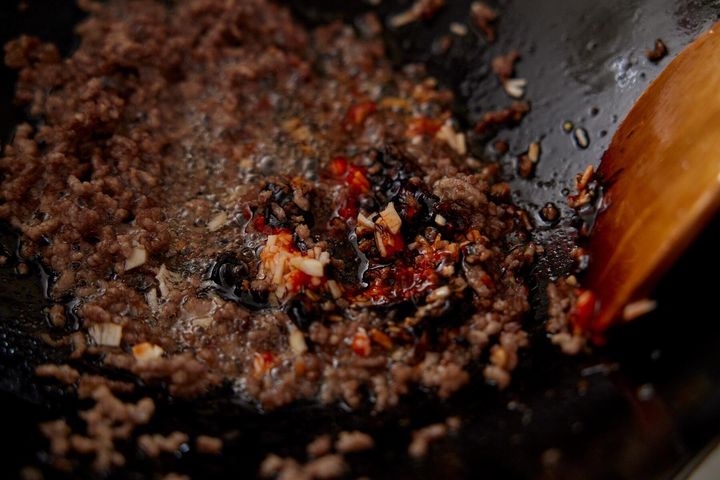 豆板醤を炒める