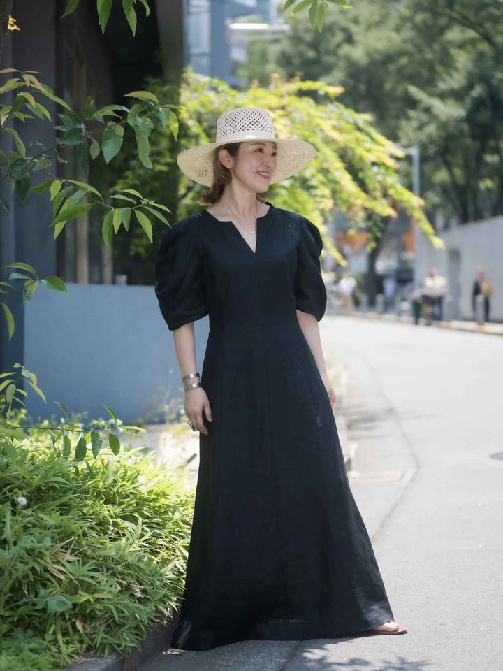 画像: ドレス￥57,200【カオス】 ハット￥45,100【ヴァンパルマ】 サンダル￥132,000【マノロ ブラニク】 その他／本人私物 出典：カオス