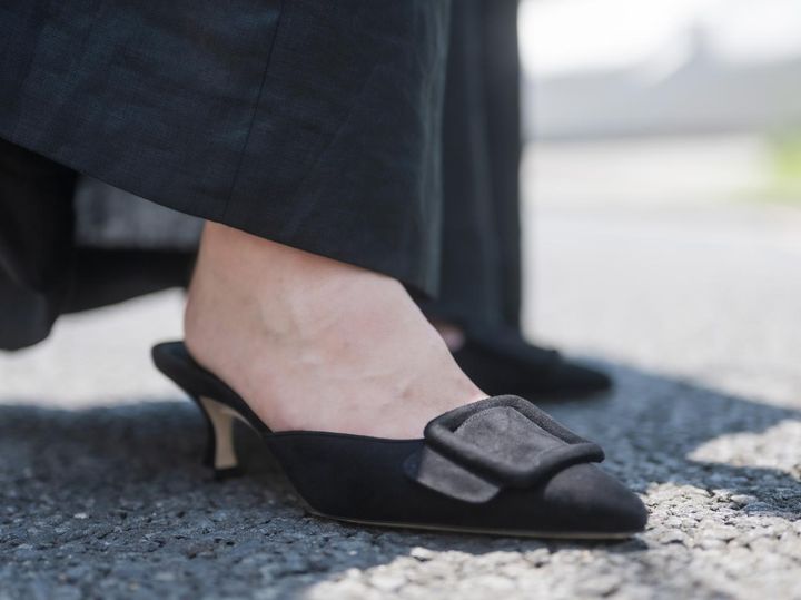 画像: シーズンレスに活躍するスエードのミュール。 出典：カオス