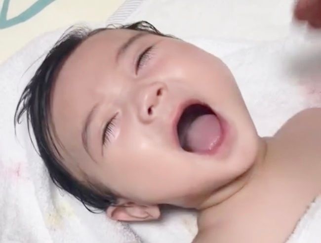 クリームを塗るときの赤ちゃん