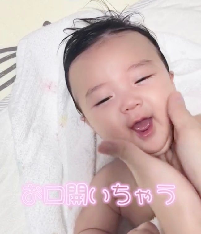 クリームを塗るときの赤ちゃん
