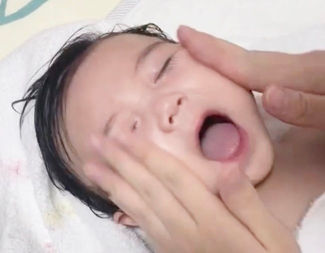 クリームを塗るときの赤ちゃん