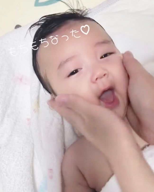 クリームを塗るときの赤ちゃん