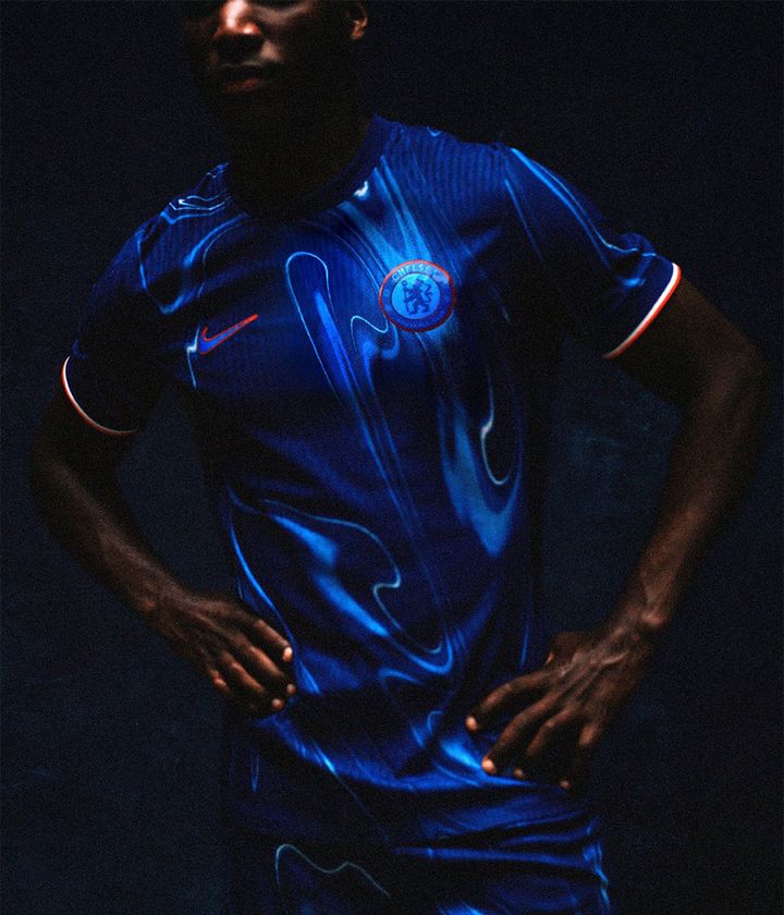 史上最大の問題作？！チェルシーが2024-25新ユニフォームを発表 「青い炎」を大胆に表現