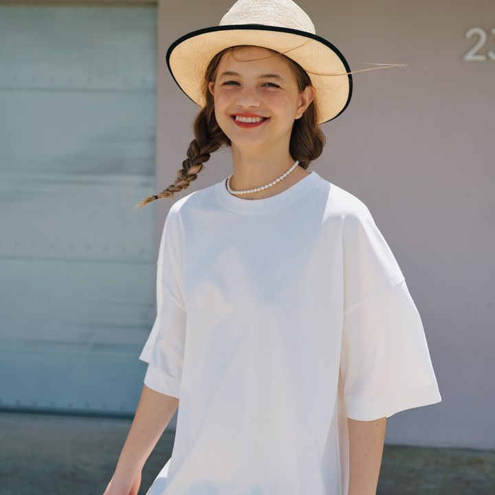 ドロップショルダーTシャツには、レディなパールネックレスを添えて大人っぽく。【マイスタンダードブック】