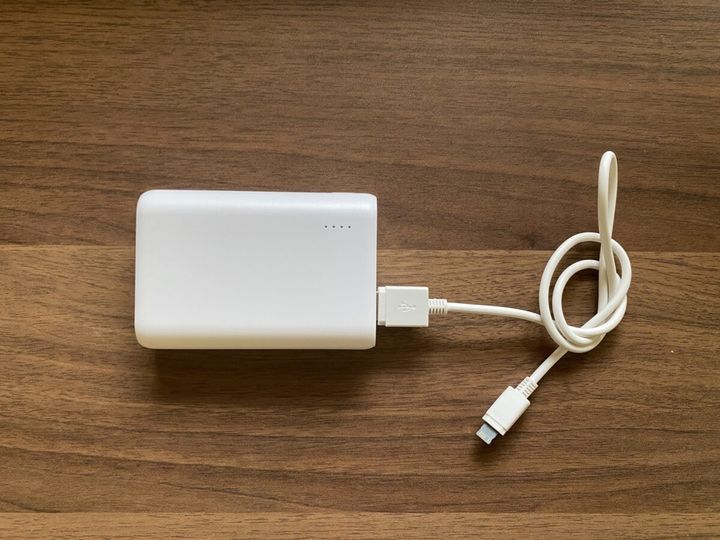 モバイルバッテリーを車内に放置すると、発火する恐れがある