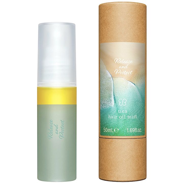 油層2、水層8の比率で3種のなかではいちばん軽やか。日中の太陽の光を感じさせる海の色を表現。香りはサイプレスにスペアミントとクラリセージを取り入れたフレッシュな仕上がり。守られているような力強さを感じさせる。ヘアオイルミスト リリース アンド プロテクト 50ml ￥4,180（7月20日より限定発売）