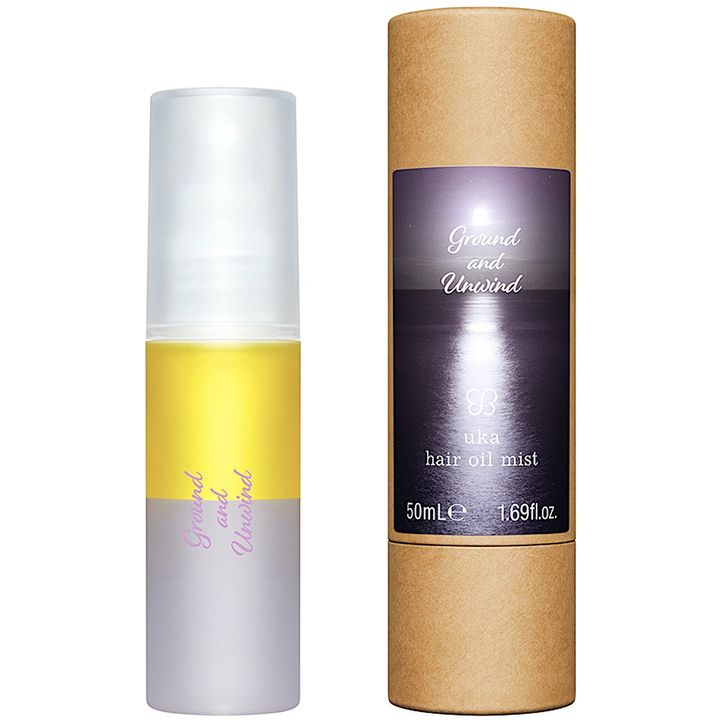 油層4、水層6の比率で3種のなかでいちばん重いテクスチャー。月の光を感じさせる夜の海をイメージ。香りは気分を落ち着かせるラベンダーにベルガモットと華やかなパチュリをブレンド。マインドを穏やかに整える。ヘアオイルミスト グラウンド アンド アンワインド 50ml ￥4,180（7月20日より限定発売）