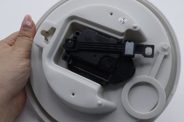 ダイソー 振り子掛け時計（A） 裏側