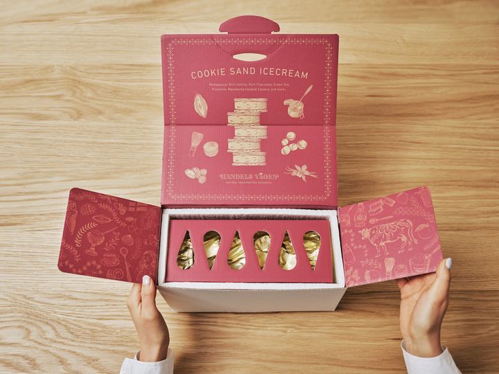 イラストが前面にプリントされた専用ボックスは、蓋を開けた時にわぁ！と歓声が上がりそう！クッキーサンドアイスクリームは、ゴールドカラーのクラシカルな雰囲気のバター紙で丁寧に包まれていて、特別感満載。