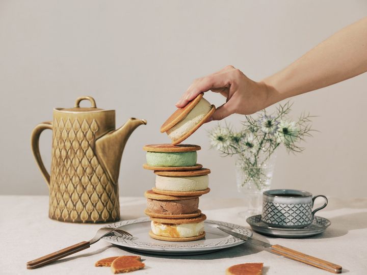 「クッキーサンドセット」（6個セット）¥4,800。フレーバーは、マダガスカルリッチバニラ、イタリアンチョコレート、ピスタチオ、マカダミアキャラメルココナッツ、北海道牛乳、ラムレーズンカスタード。乳化剤・安定剤・着色料・香料無添加で作られるナチュラルなアイスクリーム。