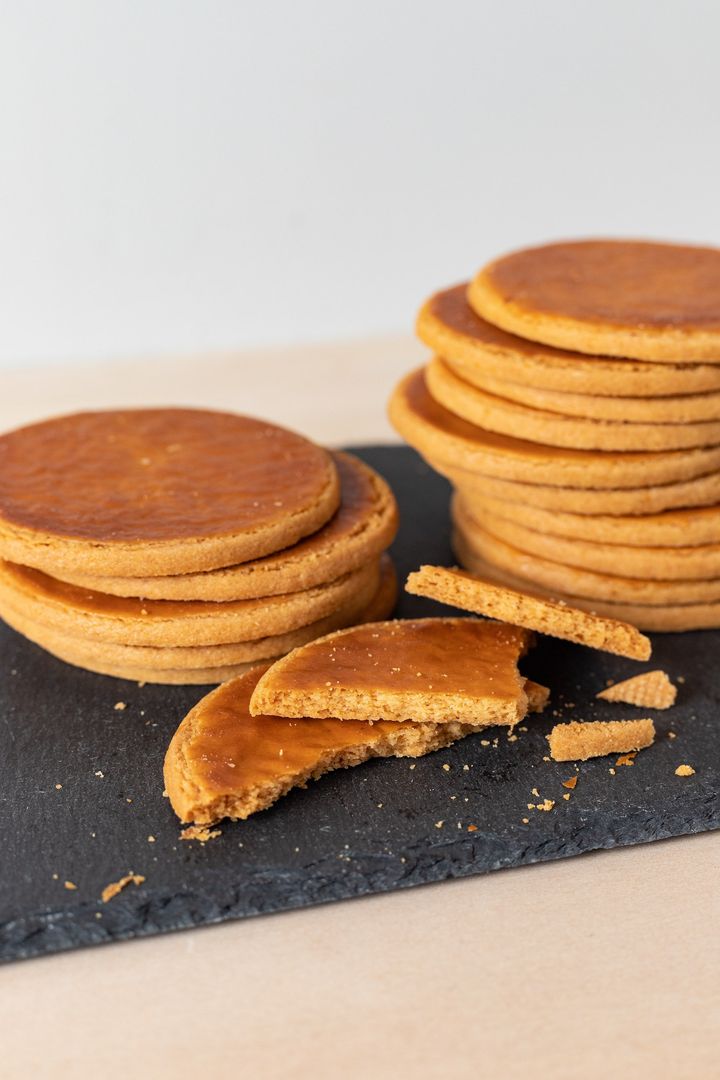 ブルターニュ地方の厚焼きクッキー「ガレット・ブルトンヌ」をイメージした、ザクザク食感のクッキー。国産小麦と国産バターの風味に、ほのかに香るラム酒とゲランドの岩塩がアクセント。