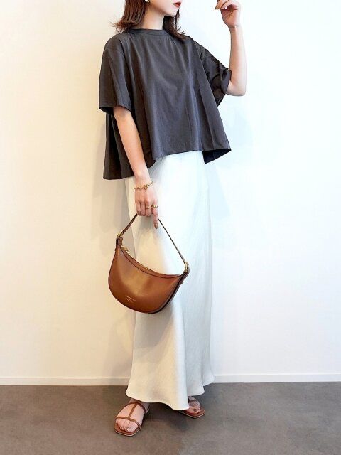 白スカートのコーデ1