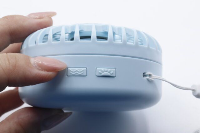 ダイソーの充電式コンパクトミラー型ファン