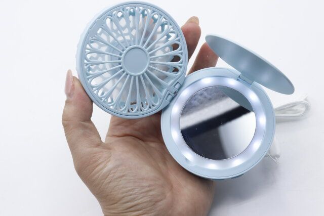 ダイソーのコスメみたいなコンパクトミラー型ファン