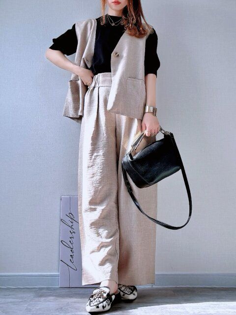 アベイルYURIコラボセットアップのベージュと黒インナーコーデ