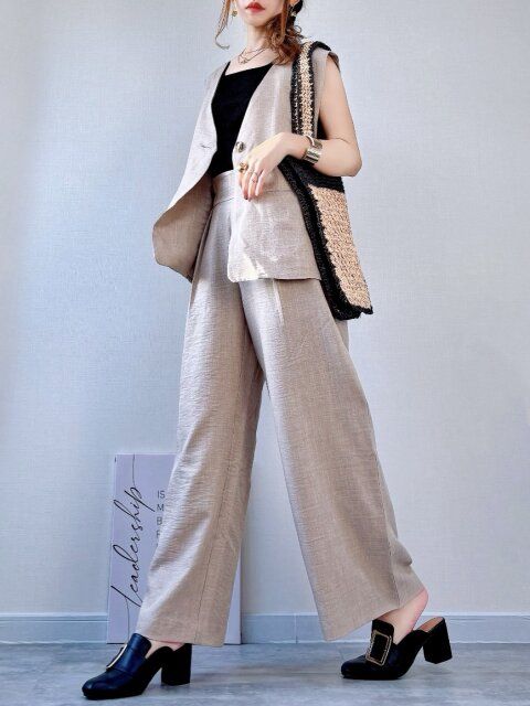 アベイルYURIコラボセットアップのベージュとタンクトップ合わせ