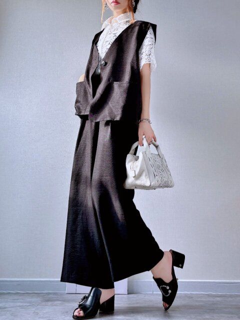 アベイルYURIコラボセットアップのブラックとレースシャツコーデ