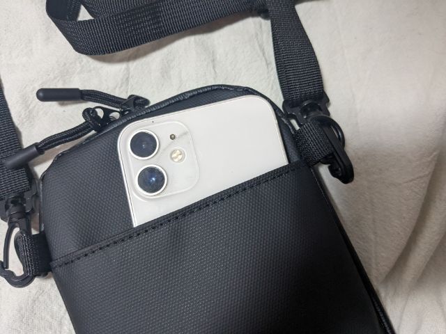 スマホショルダーバッグ背面のポケット