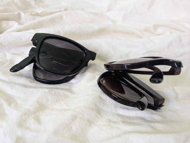 サングラスを折り畳んだところ