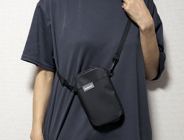 水をはじくショルダーバッグを持ったところ