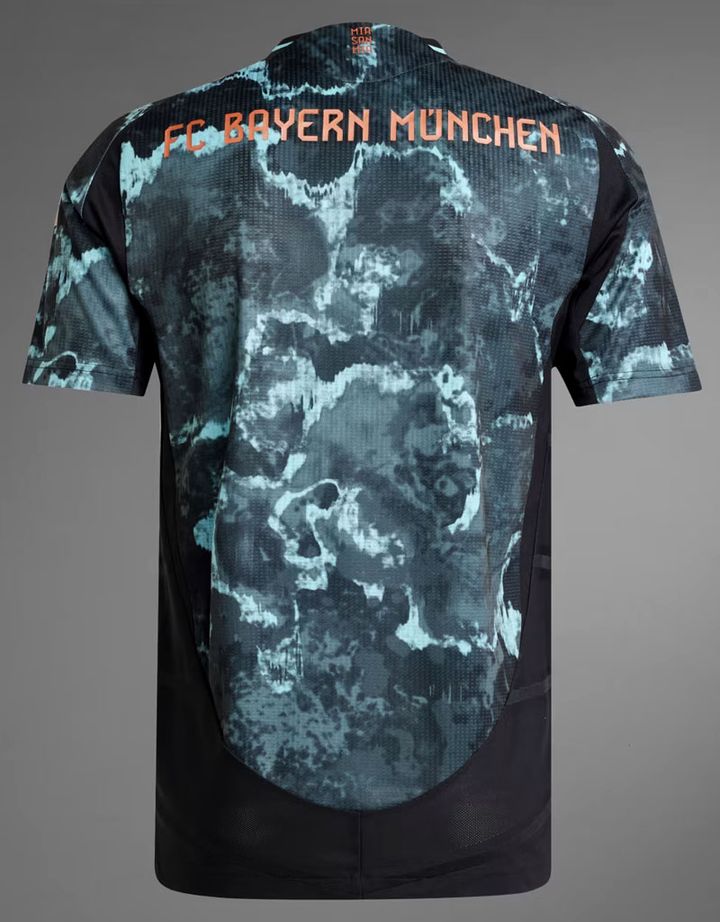 伊藤洋輝の新天地！バイエルン・ミュンヘン、「巨大女神像」に触発の新アウェイユニフォームを発表