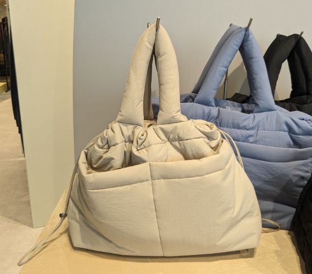 巾着型のパフドローストリングショルダーバッグ