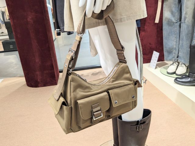 ブラウンのベルトショルダーバッグ