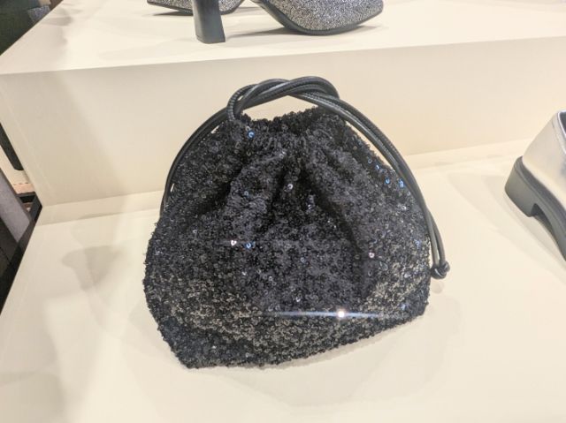 スパンコールの巾着バッグ