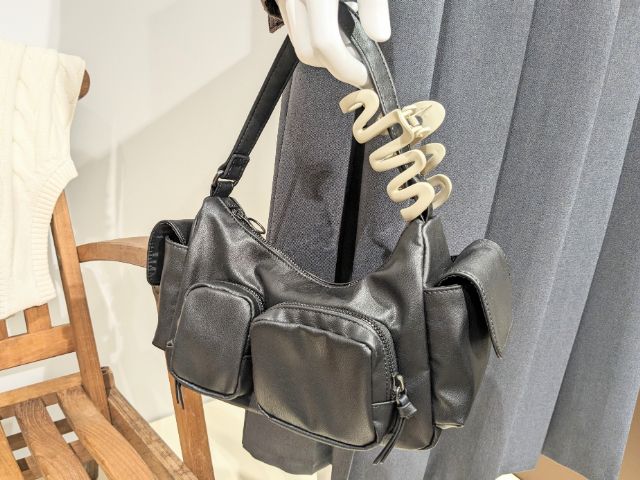 黒のレザーショルダーバッグ