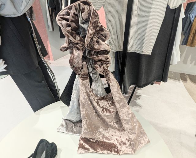 ベロア素材のバッグ