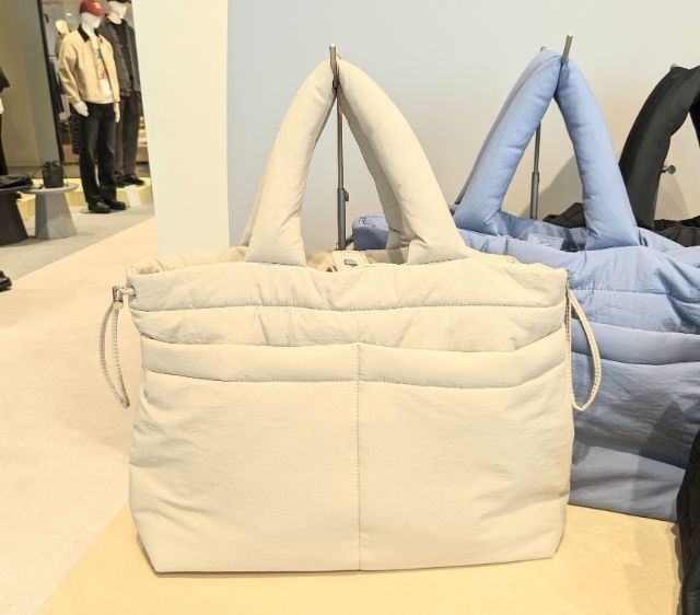 白のパフドローストリングショルダーバッグ