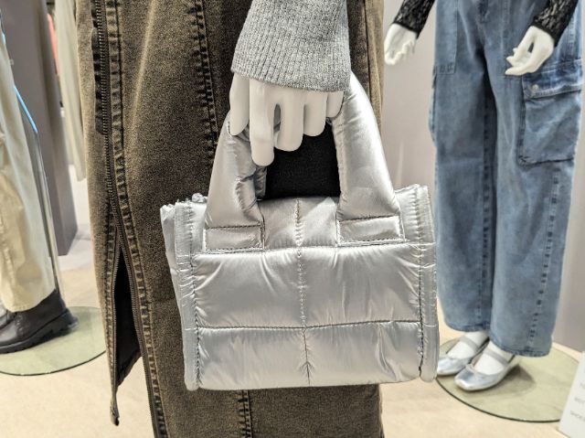 メタリックシルバーのミニスクエアトートバッグ