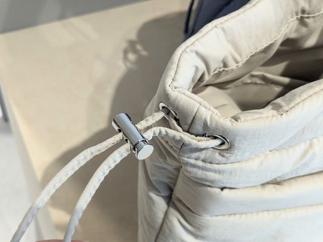 パフドローストリングショルダーバッグのドロスト部分