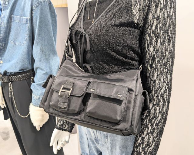 黒のベルトショルダーバッグ