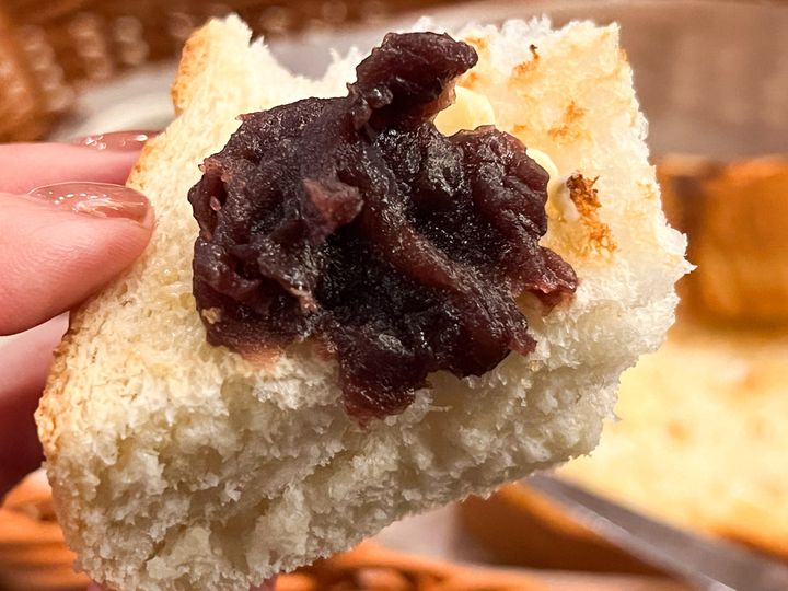 バターとあんこをつけたトースト