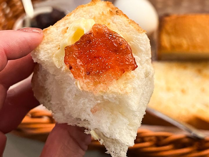 バターとジャムをつけたトースト