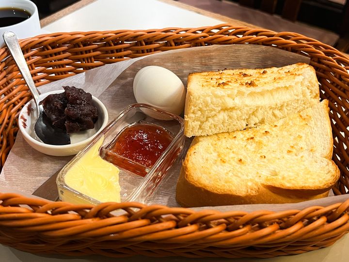 カゴに入った「アロマ珈琲」のモーニングセット