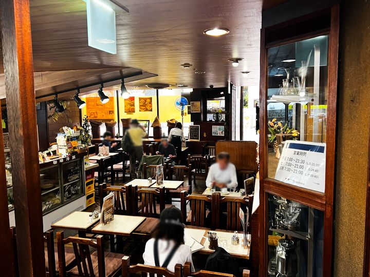 「アロマ珈琲」の奥に広い内観