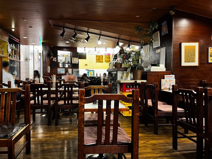 山小屋っぽい雰囲気の「アロマ珈琲」の内観