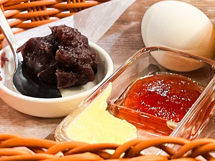 モーニングセットのバター、ジャム、あんこ、ゆで卵