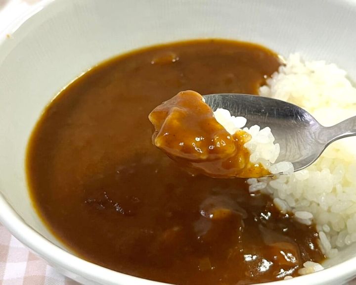 「期間限定 ちいかわ鬼辛カレー＜ビーフ＞」のルーと具材をスプーンですくい、アップで紹介する画像