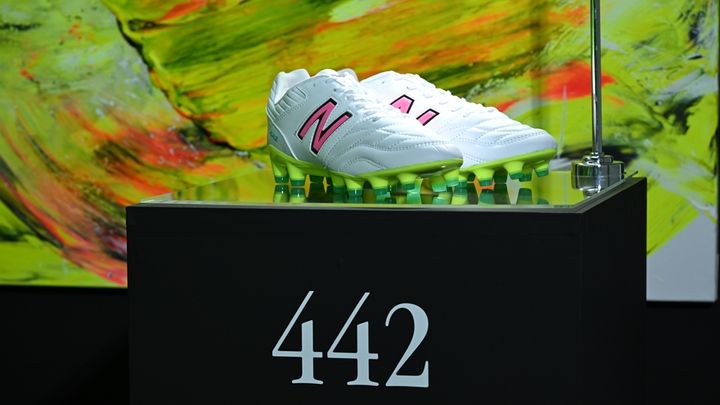 New Balanceのスパイク「442」、最新FGモデルからアッパーが人工に！カンガルーを止めた理由を担当者に聞いてみた