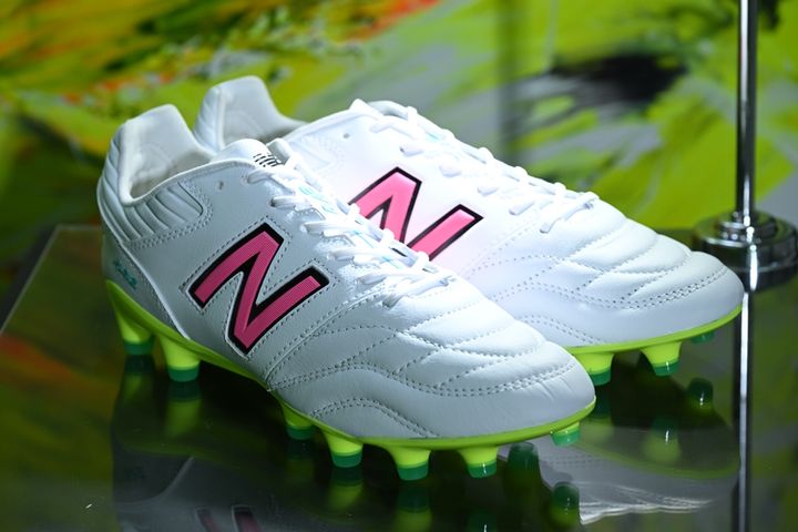 New Balanceのスパイク「442」、最新FGモデルからアッパーが人工に！カンガルーを止めた理由を担当者に聞いてみた