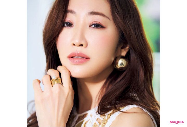 カールの甘さを抑えたニュアンスダウンヘア