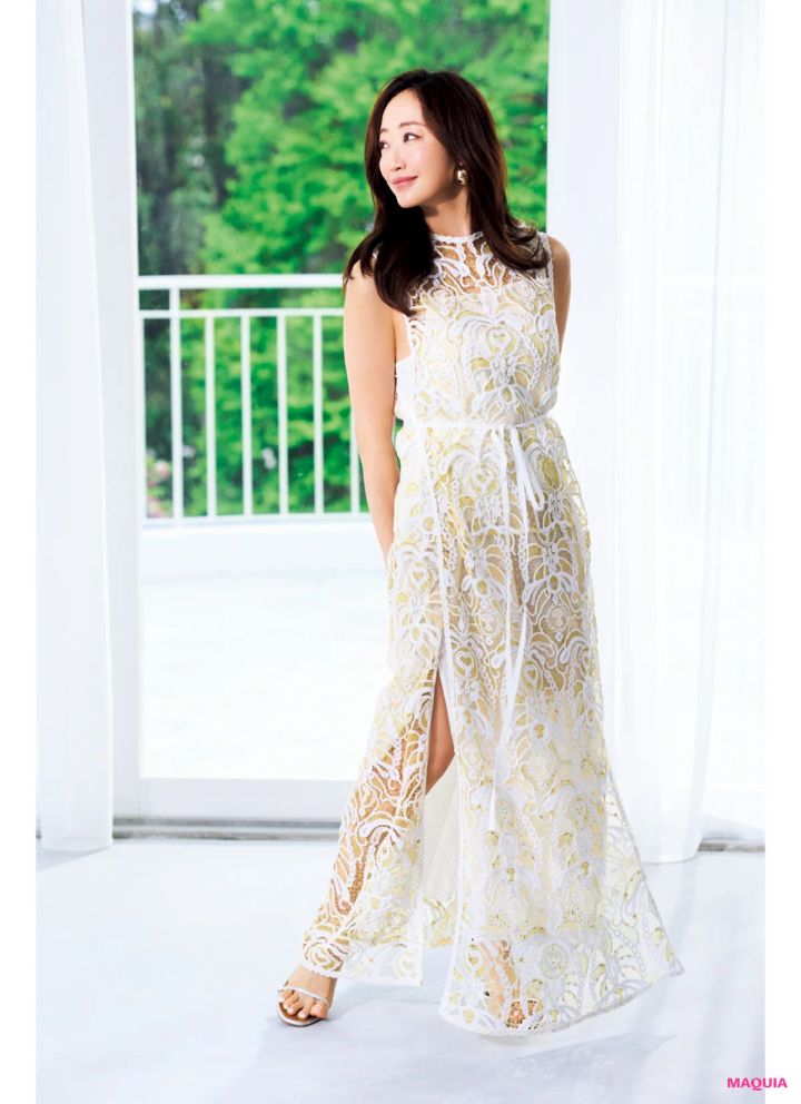 上質なレースワンピで全身の軽やかさを後押し