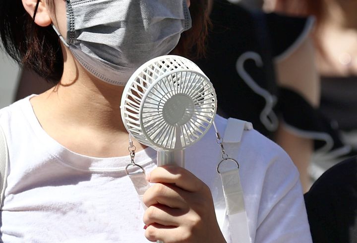 携帯用扇風機に強い衝撃を与えると、破裂や発火につながる恐れがある