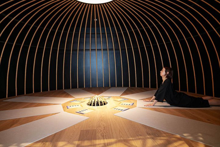 床は程よく温かい。ストレッチプログラムは4つのポーズがある