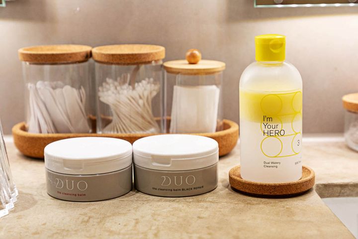 「DUO」はスパチュラ、「I'm Your HERO」はコットンを使用。写真後ろの瓶の中にあるは、スパチュラ（クリームを取るヘラ）、綿棒、コットンが